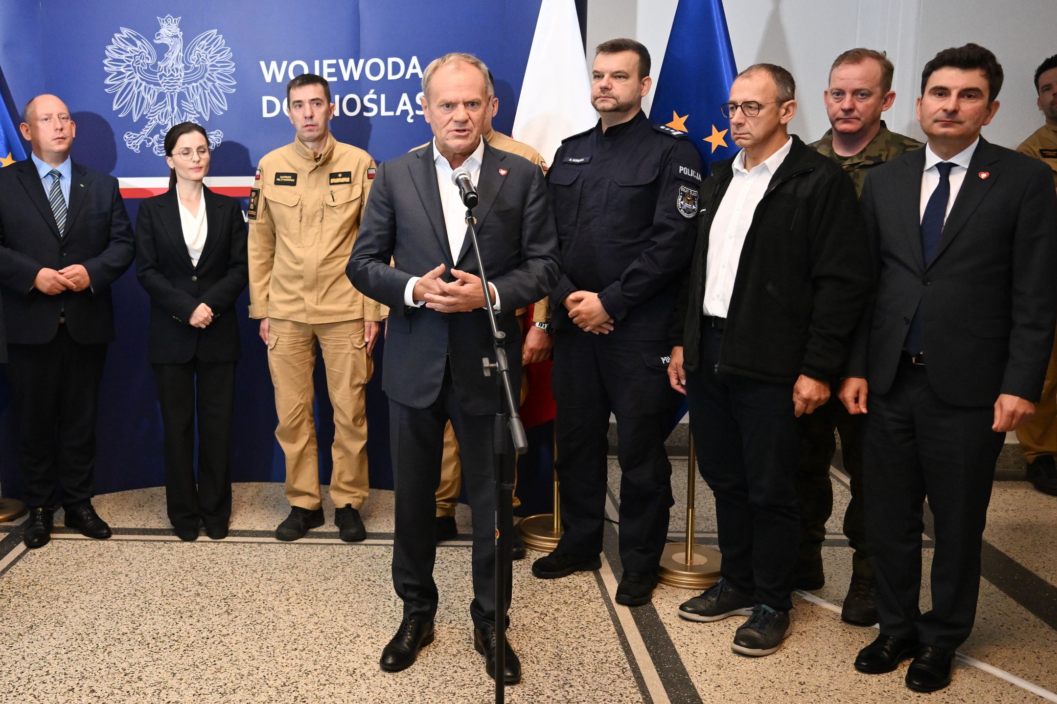 Donald Tusk Mariusz Feltynowski
Maciej Kulczy�ski
dzia�ania s�u�b, konferencja, konferencja prasowa, odprawa, opady deszczu, ulewy
