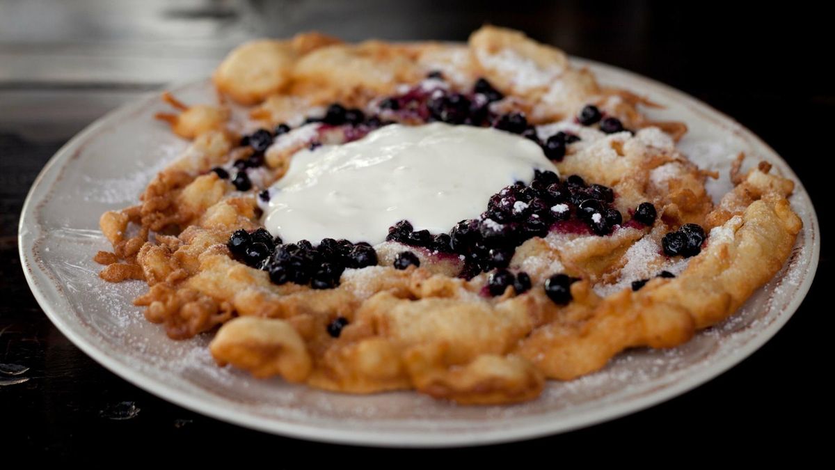 Omlet na słodko to smaczna propozycja śniadaniowa.