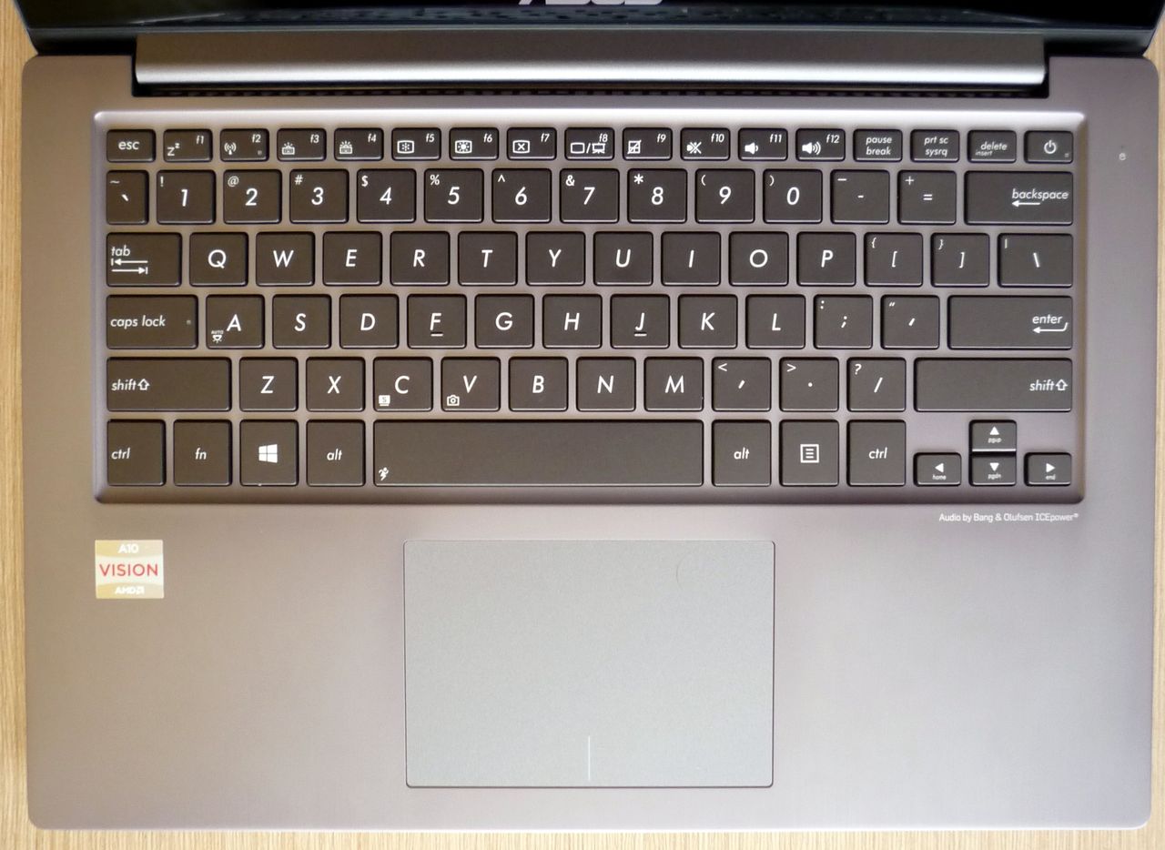 Asus VivoBook U38N - klawiatura i touchpad