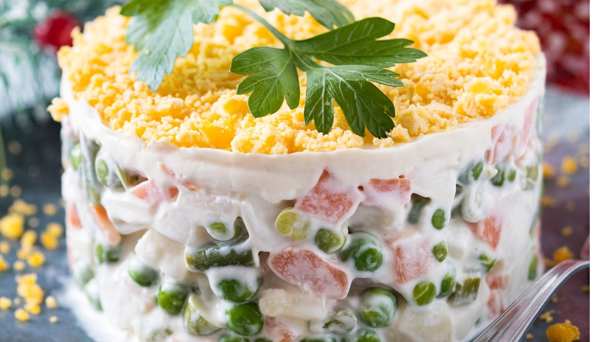 Sałatka z karpiem to alternatywna opcja podania wigilijnej ryby