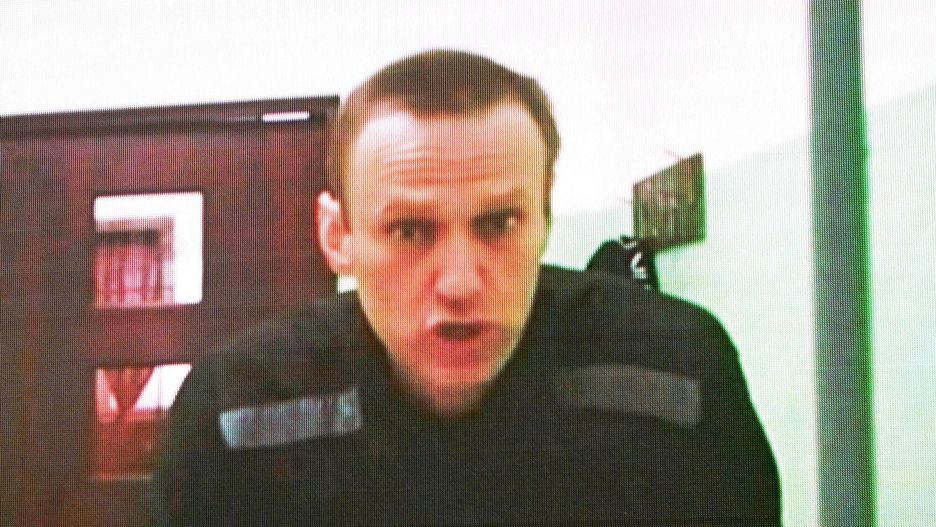 Archiwum zagraniczne East News 2023-12
(FILES) Jailed Russian opposition figure Alexei Navalny is seen on a screen via a video link from his penal colony during court hearings over the extremism criminal case against him at the Russia's Supreme Court in Moscow on June 22, 2023. The allies of jailed Russian opposition leader Alexei Navalny said on December 11, 2023 they had been unable to locate him for six days, and that he had likely been transferred. Navalny is serving a 19-year prison sentence on extremism charges and a court this summer ordered to move him to a harsher "special regime" prison colony. (Photo by Natalia KOLESNIKOVA / AFP)
NATALIA KOLESNIKOVA