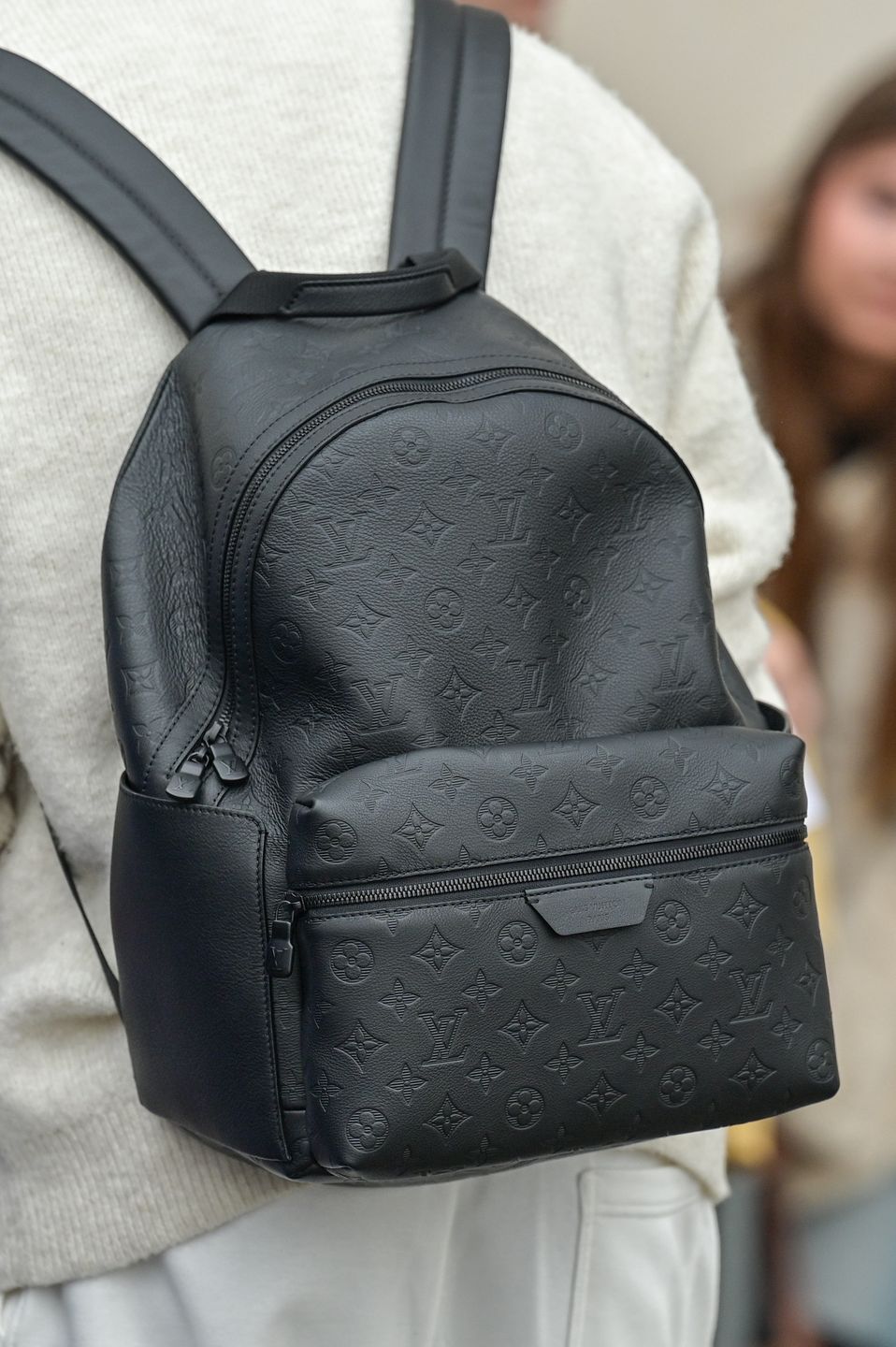 Wystrojeni piłkarze szpanują markowymi dodatkami na zgrupowaniu