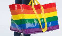 IKEA wprowadza do sprzedaży torbę Frakta w kolorach tęczy