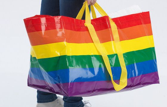 IKEA wprowadza do sprzedaży torbę Frakta w kolorach tęczy