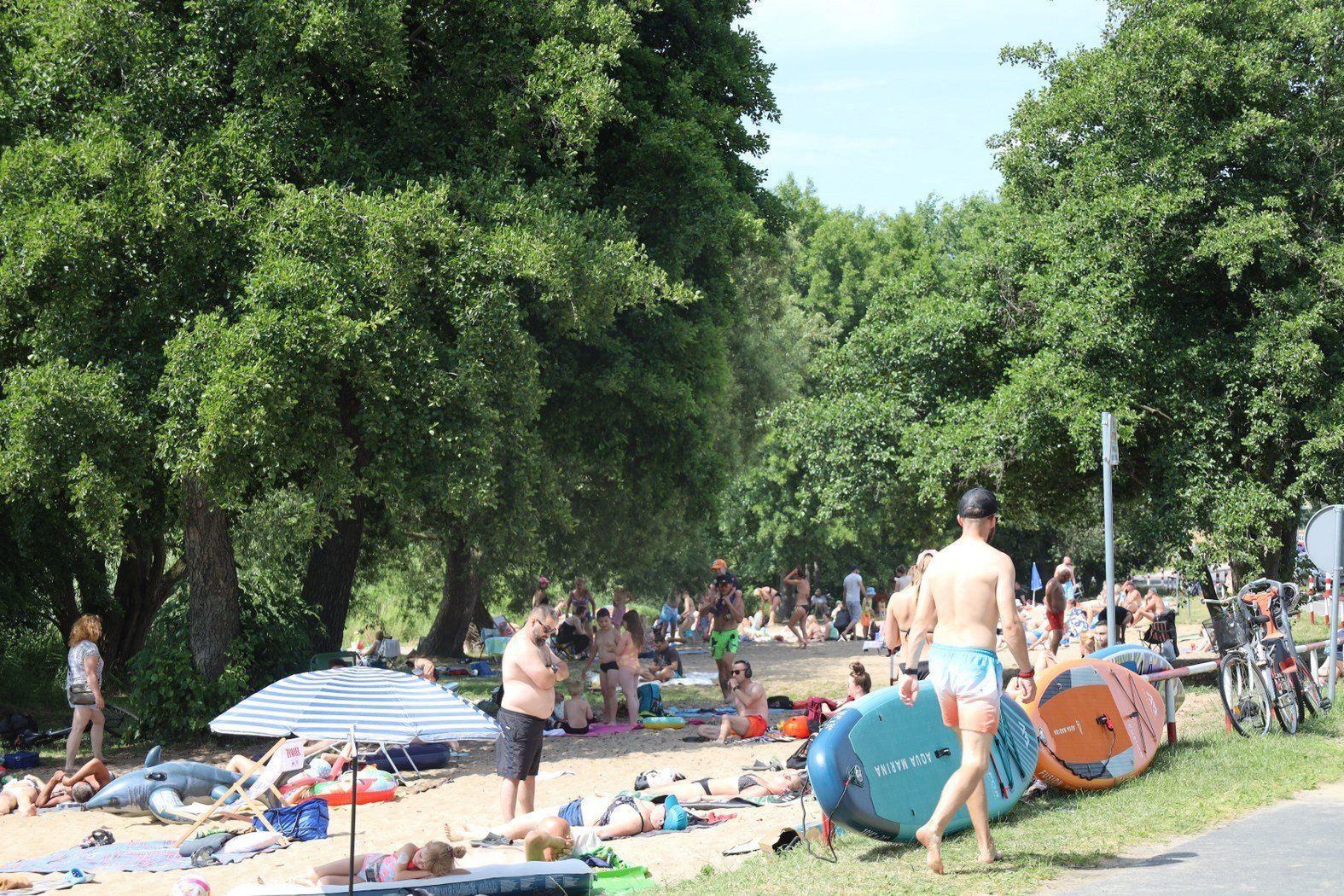 Z nieba leje się żar! Plażing nad Jeziorem Lednica. Czyta plaża, malownicze miejsce