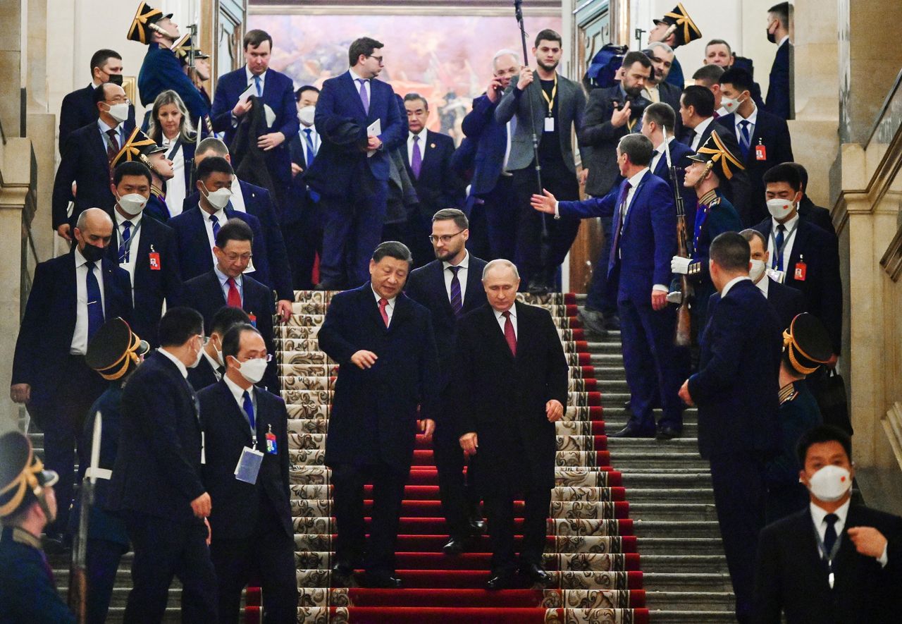 Putin "upokorzony". Xi "zaciska pętlę na szyi" dyktatora