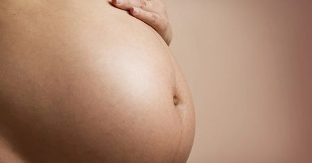 Transpłciowe osoby wymieniają się doświadczeniami. "Jestem transpłciowym chłopakiem i jestem w ciąży"