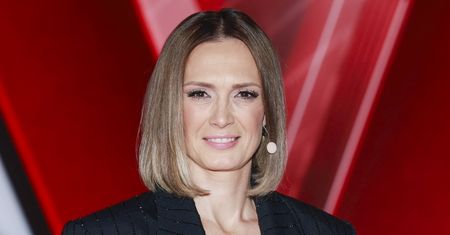 Włożyła obcisłą mini. Błyszczące drobinki odbijały światło