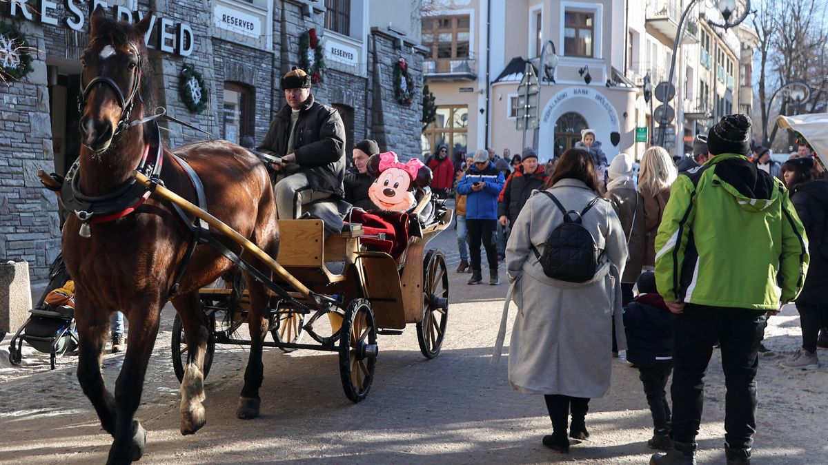 Tłumy turystów na Krupówkach 