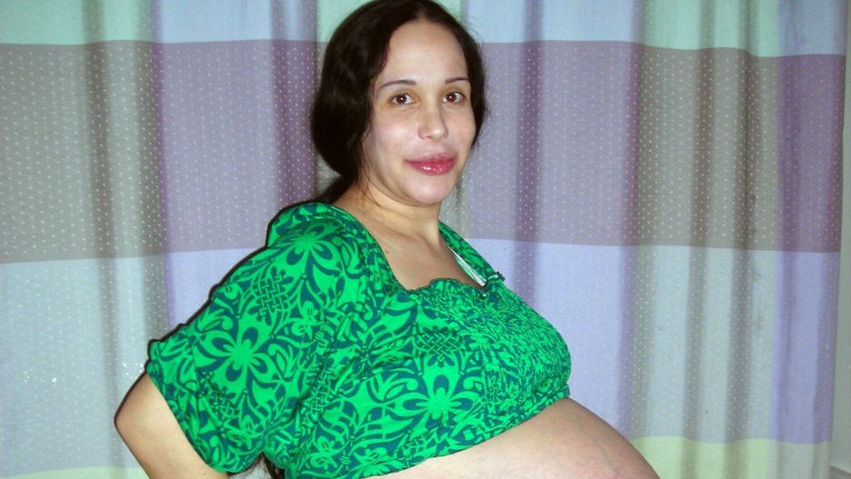 S?ynne zdj?cie Nadyi Suleman w ci??y z o?mioraczkamiEXCLUSIVE: This is the famous photograph of 'Octomom' Nadya Suleman taken just days before she gave birth to eight children. The image, first published by US website TMZ.com, shows the California mother before she gave birth to the last of her 14 children. The picture shows a smiling Suleman showing off her distended stomach before the birth of the octuplets in January 2009.  Pictured: Nadya Suleman  Ref: SPL210505  140910   EXCLUSIVE Picture by: TMZ.com / Splash NewsTMZ.com / Splash News