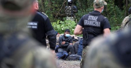 Okrutna demonstracja. Żołnierz pił wodę, klęcząc przed obozowiskiem