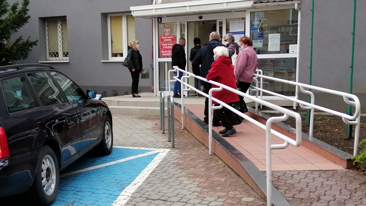 Rejestracja samochodu. Kolejka do urzędu