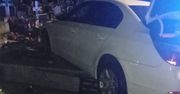 Stracił panowanie nad BMW. Auto przebiło ogrodzenie cmentarza i uszkodziło nagrobki
