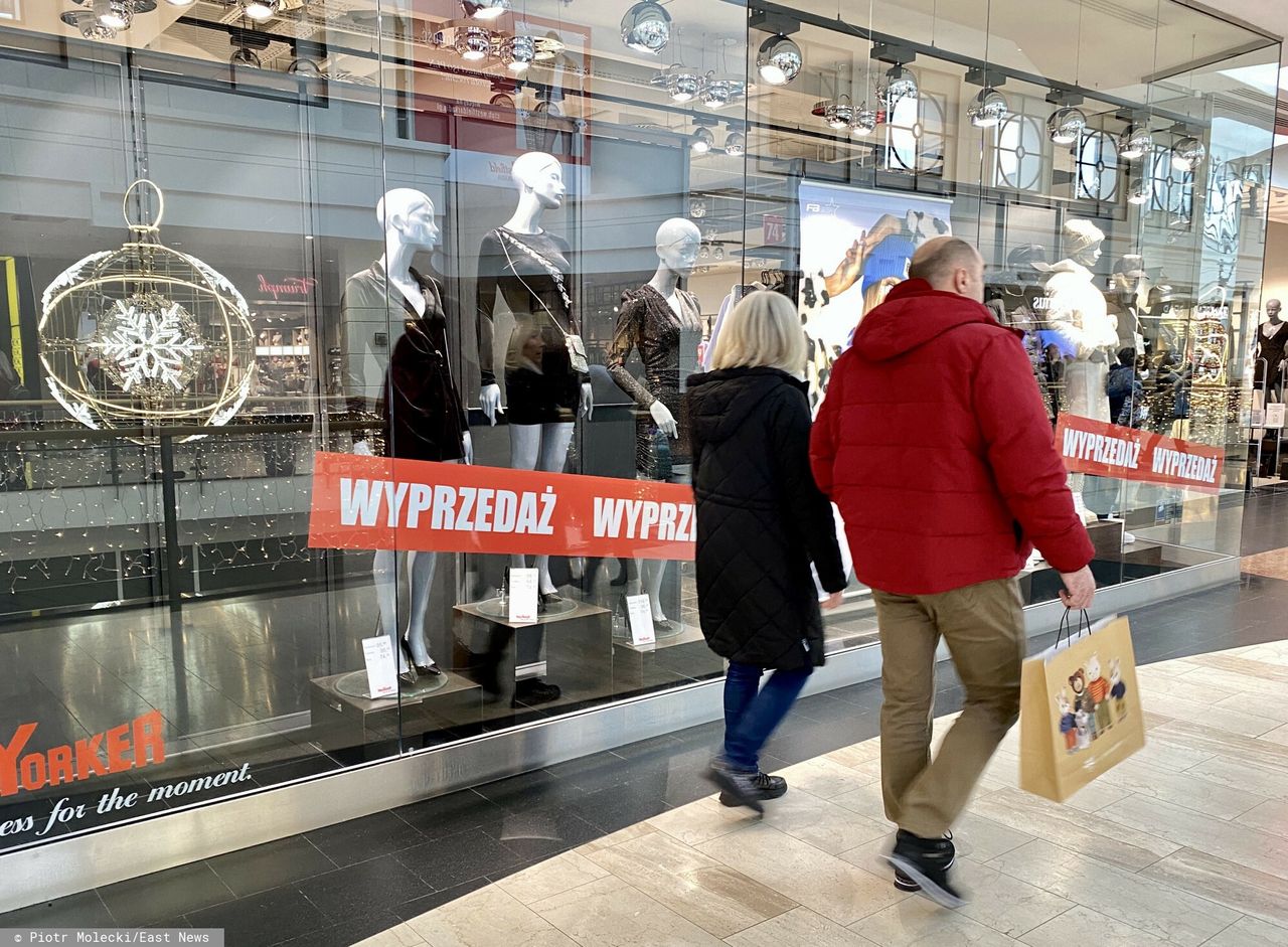 Prowadził dziecko na smyczy. W sieci zawrzało