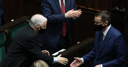 Mateusz Morawiecki mówił w Sejmie tylko do jednej osoby. "Wkradał się w łaski"