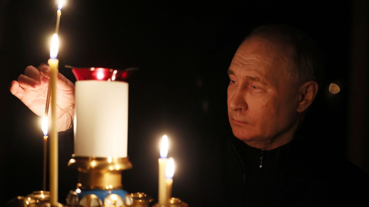 Russian President Vladimir Putin lights a candle to commemorate the victims of a terrorist attack on the Crocus City Hall concert venue on a day of national mourning in Moscow, Russia, 24 March 2024. On 24 March, Russia observed a day of national mourning for the victims of the terrorist attack in Krasnogorsk's Crocus City Hall. At least 152 people were killed and more than 100 hospitalized after a group of gunmen attacked the concert hall in the Moscow region on 22 March evening, according to Russian authorities. Eleven suspects, including all four gunmen directly involved in the terrorist attack, have been detained, Russian officials said. EPA/MIKHAIL METZEL/SPUTNIK/KREMLIN POOL Dostawca: PAP/EPA.