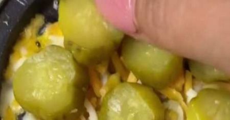 Internauci oszaleli na punkcie tej przekąski. Przepis na smażone ogórki