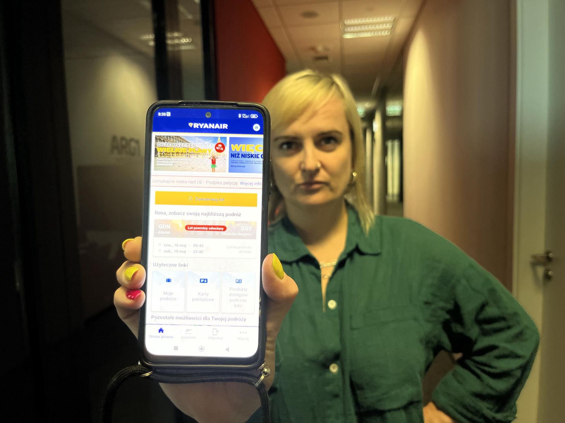 Informacja o odwołaniu lotu pojawiła się tylko w aplikacji