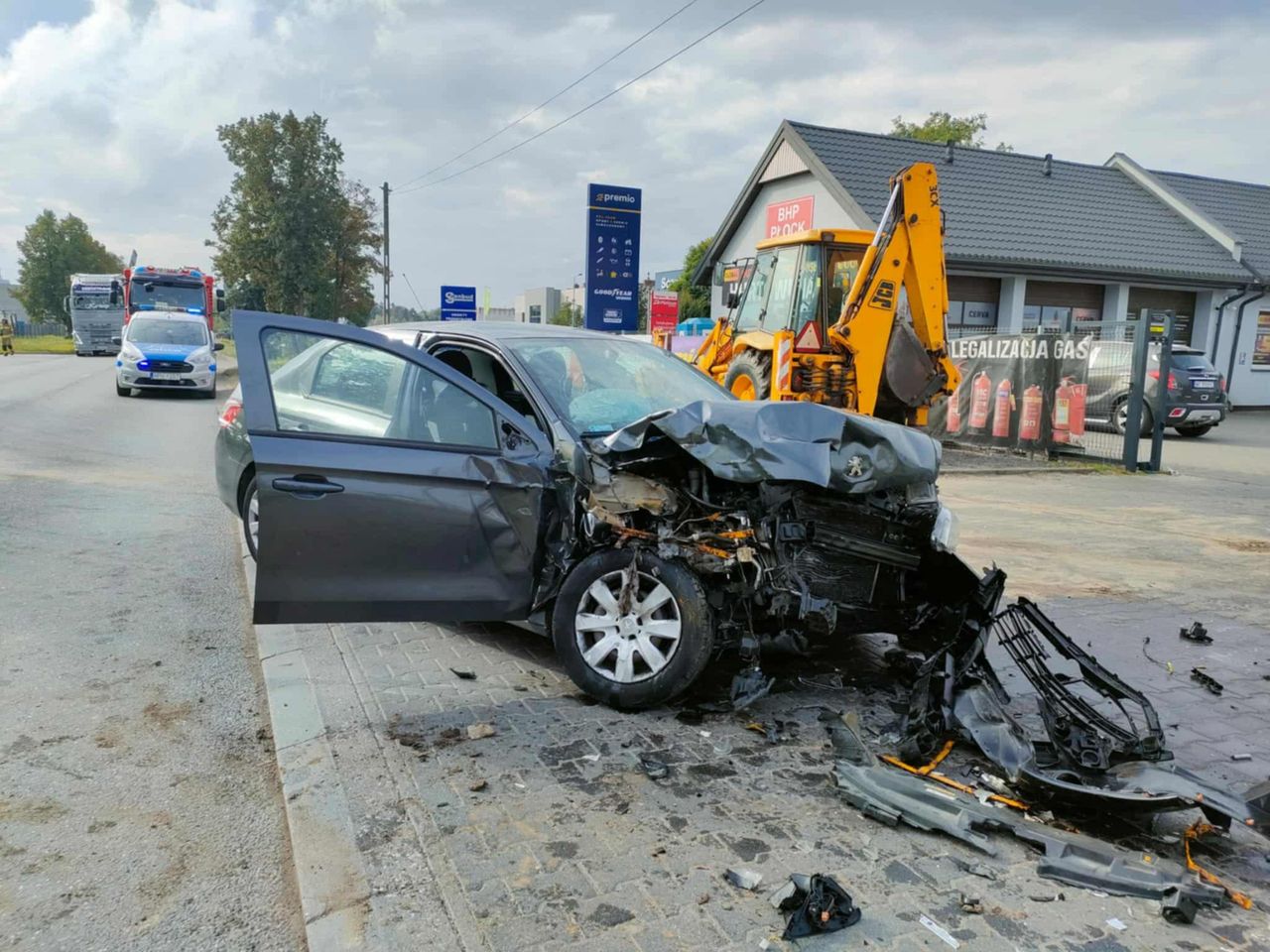 Wyprzedzał kilka pojazdów jednocześnie. Zderzył się z koparką!