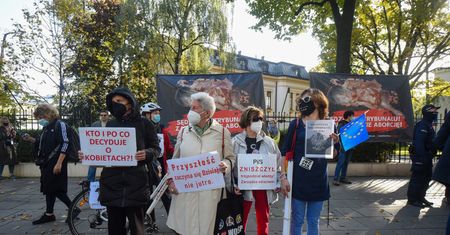 Trybunał Konstytucyjny zakazał tzw. aborcji eugenicznej. Mocna wiadomość od Ogólnopolskiego Strajku Kobiet: "Wy…ć"