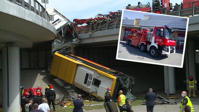 Wypadek autobusu w Warszawie. Strażacy wysłali na miejsce specjalistyczną jednostkę