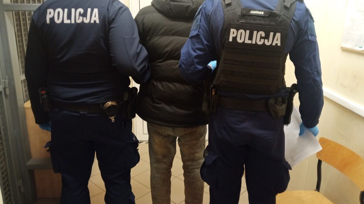 Przewoził osobówką osiem osób, trafił do aresztu