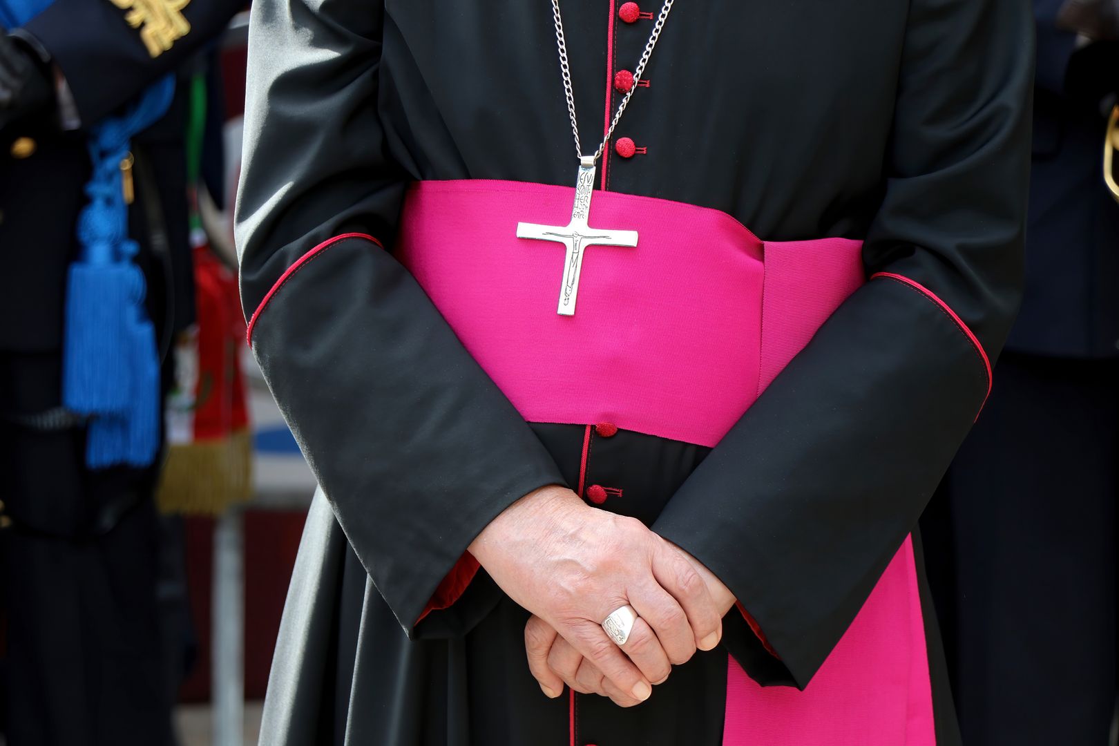 Episkopat przedstawił zasady, którymi ma kierować się katolik.