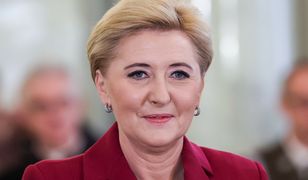 Agata Duda pokazała się w bordowej midi. Ta sukienka już jest hitem