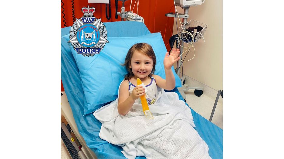 Po 18 dniach odnaleziono dziewczynk? porwan? z biwakuIn this photo provided by the Western Australia Police, four-year-old Cleo Smith waves as she sits on a bed in hospital, Wednesday, Nov. 3, 2021, in Carnarvon, western Australia. Police smashed their way into a suburban house on Wednesday and rescued Cleo whose disappearance from her family's camping tent on Australia's remote west coast more than two weeks ago both horrified and captivated the nation. The seal of Western Australia Police is seen at top left. (Western Australia Police via AP)Western Australia Police