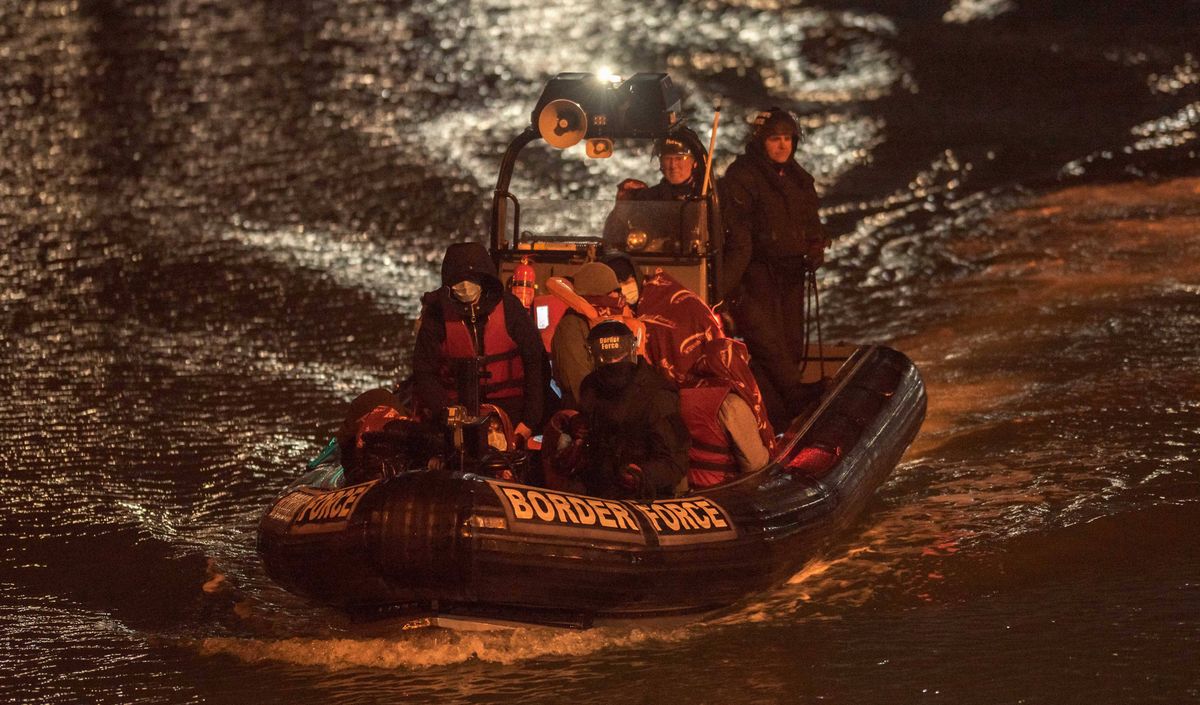 Uratowani migranci na brytyjskiej łodzi patrolowej