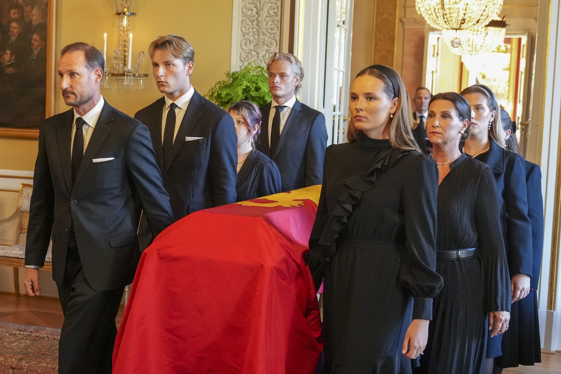 King Harald V is dead.
Oslo 20260831. 
King Harald V's bier is moved from the Red Salon to the Palace Chapel on Monday. The bier is accompanied by King Harald's family and court staff through the historic halls of the Palace. The children, King Haakon, Princess Märtha Louise, the grandchildren Crown Princess Ingrid Alexandra, Prince Sverre Magnus, Marius Borg Hoiby, Maud Angelica Behn, Leah Isadora Behn and Emma Tallulah Behn in the Hall of Mirrors. Queen Mette-Marit and Queen Sonja are also in the procession.,Image: 1129620090, License: Rights-managed, Restrictions: NORWAY OUT, Model Release: no  , Credit line: Ole Berg-Rusten / Ritzau Scanpix Norway / Forum
Ole Berg-Rusten / Ritzau Scanpix Norway / Forum
BNC, SOC, Death of King Harald V, Bier, ROY