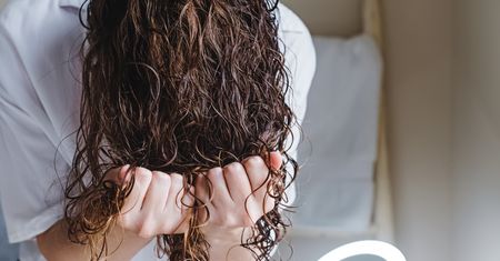 Śpisz z mokrymi włosami? Eksperci biją na alarm