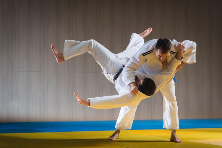 Judo wymaga przestrzegania pewnych zasad, dotyczących stroju oraz zachowania na macie do judo – podczas walki obowiązują zasady etykiety.