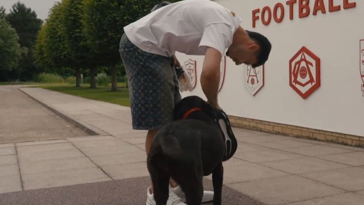 Gabriel Martinelli wita się z psem "Win"