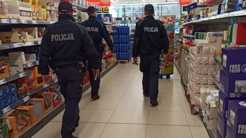 Policjanci w sklepie 