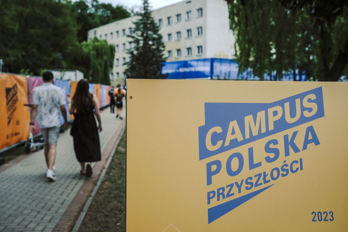 Hasło, które było śpiewane podczas Campus Polska Przyszłości wywołało oburzenie wśród  polityków PiS. (Photographer: Damian Lemaski/Bloomberg via Getty Images)