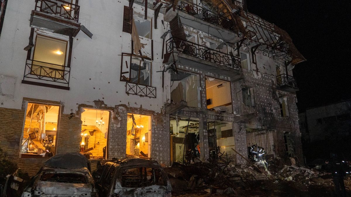 Charków, Ukraina, 11.01.2024. Zniszczony budynek w Charkowie