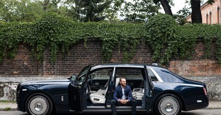 Test: Rolls-Royce Phantom kosztuje 4 mln zł, ma 6 m długości i ani jednego ekranu (prawie)