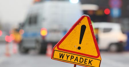 Wypadek w Górze Kalwarii. Autobus wjechał w drzewo. Są poszkodowani