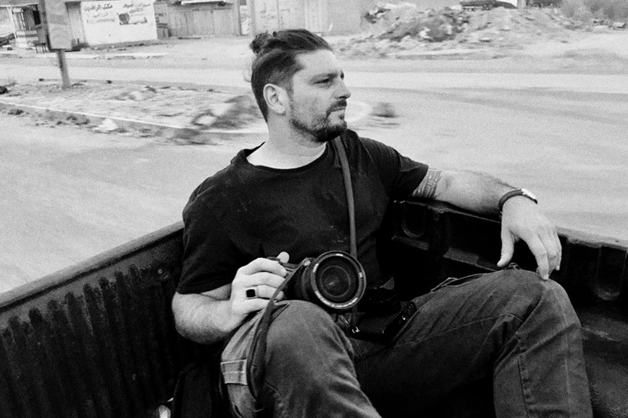 Fotograf na froncie. Był gotowy na śmierć, aparat uratował mu życie 1