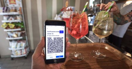 Hiszpania. Sąd zdecydował ws. zakazu wejścia do restauracji bez paszportu covidowego. Bezprecedensowy wyrok