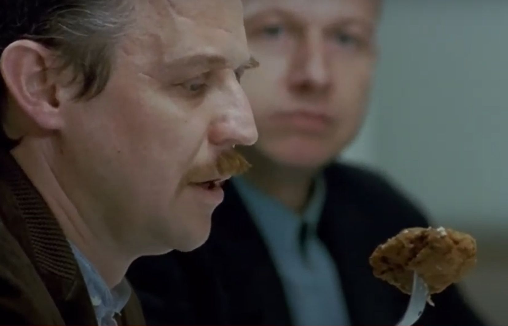"Kotlet z psa, trzeciej kategorii, pomielony razem z budą"– mówił Olo (Marek Kondrat) w "Psach" w reż. Władysława Pasikowskiego (kadr z filmu).