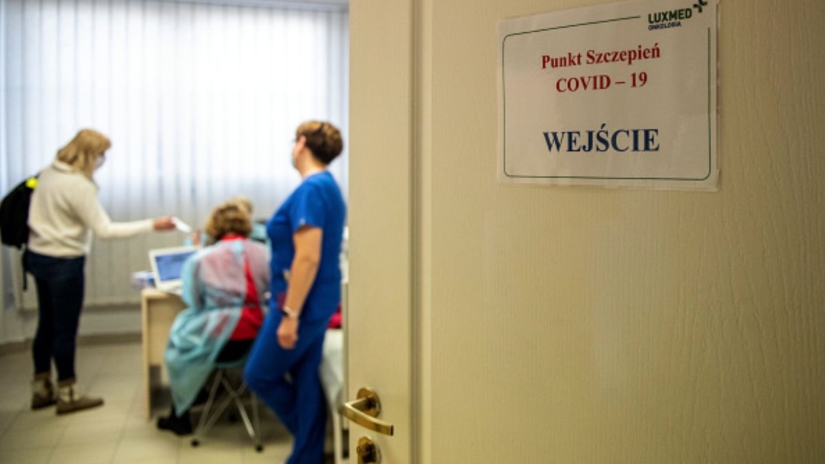 Lekarzom nie wolno marnować dawek szczepionki na COVID-19. Jeśli pojawi się takie niebezpieczeństwo, należy szczepić chętnych i pełnoletnich pacjentów