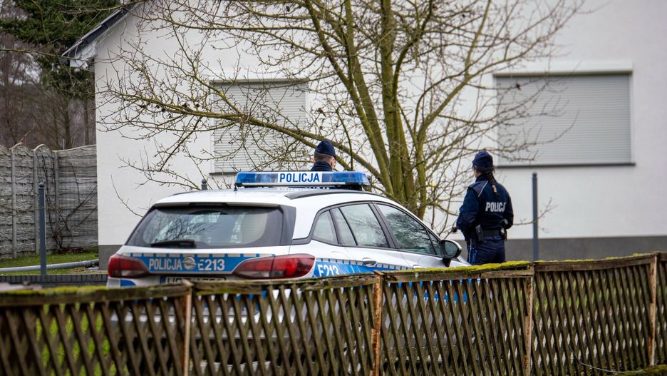 Skrajnie wyg?odzona 3-latka w szpitalu w Zielonej G�rze
Fot. NewsLubuski/East News, Okunin, 17.12.2024. Policjanci sprawdzaja dom w Okuninie kolo Sulechowa, w ktorym mieszkala skrajnie wyglodzona 3-letnia dziewczynka. Stan dziecka jest powazny, trwa walka o zycie dziewczynki. Rodzice zostali zatrzymani przez policje. Karmili ja tylko winogronem i mlekiem.
NewsLubuski