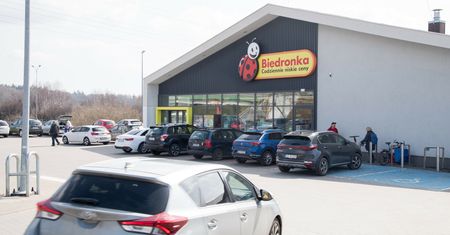 Nowy system na parkingach Biedronki. Sieć wyjaśnia, na czym polega