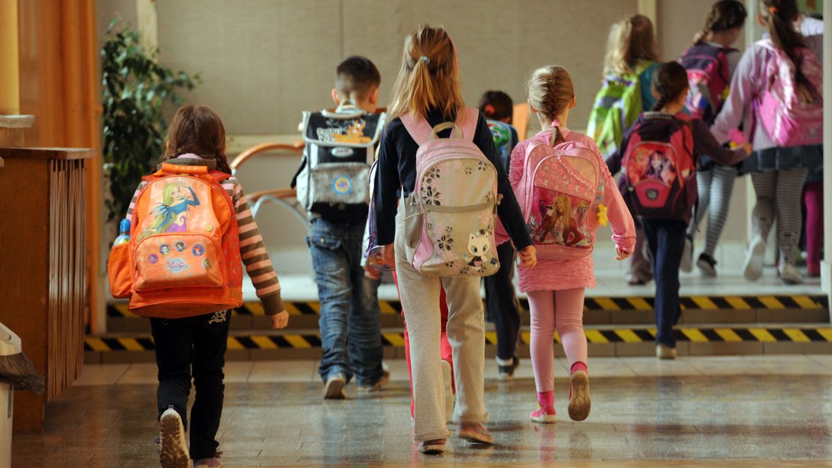 Uczniowie Szczecin, 29.03.2012 Dzieci z tornistrami w szkole podstawowej. mb/soaPAP/Marcin BieleckiMarcin Bieleckidzieci, dziecko, edukacja, korytarz szkolny, nauka, plecak, plecaki, podstaw�wka, szkolnictwo, szko�a, tornister, uczennica, uczennice, ucze�, uczniowie, podstawowa