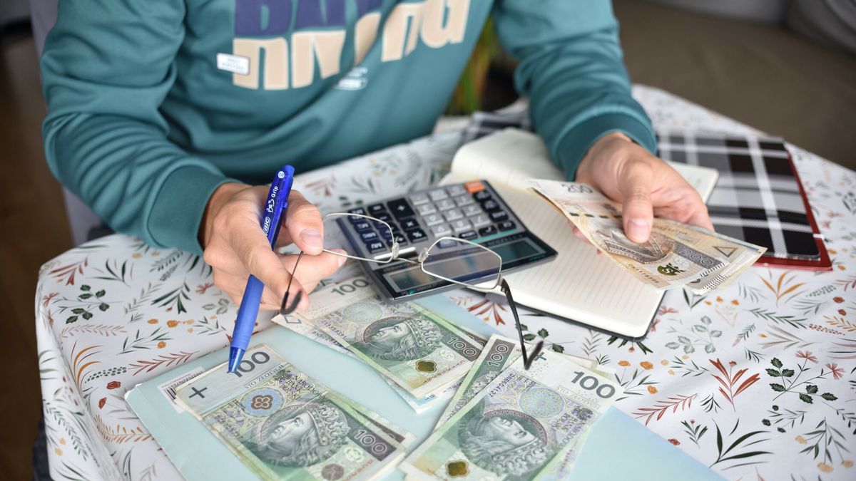 Stock Bart?omiej Magierowski
Fot. Bartlomiej Magierowski/East News. Wroclaw 26.09.2023. Zdjecie ilustracyjne - finanse, oszczednosci, planowanie budzetu. N/z: bankonty, kalkulator, mezczyzna liczacy gotowke.
Bartlomiej Magierowski