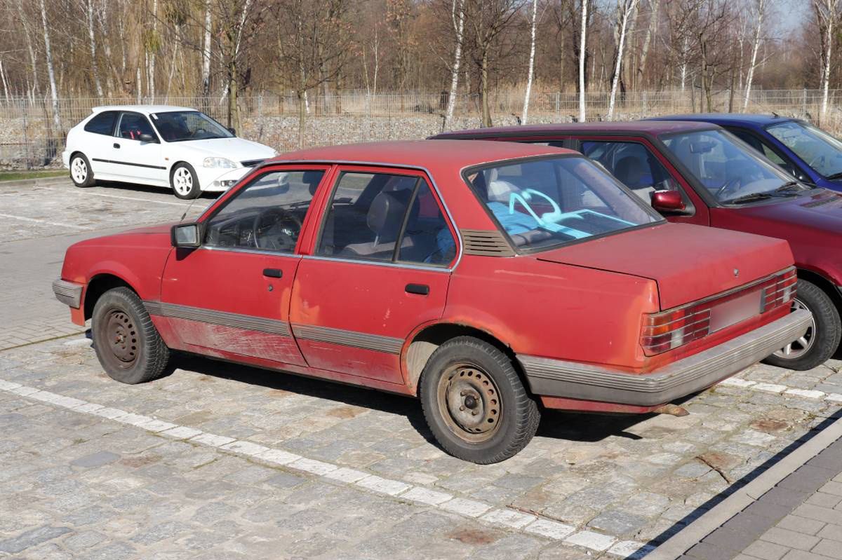 Porzucają stare samochody. Plaga w polskim mieście