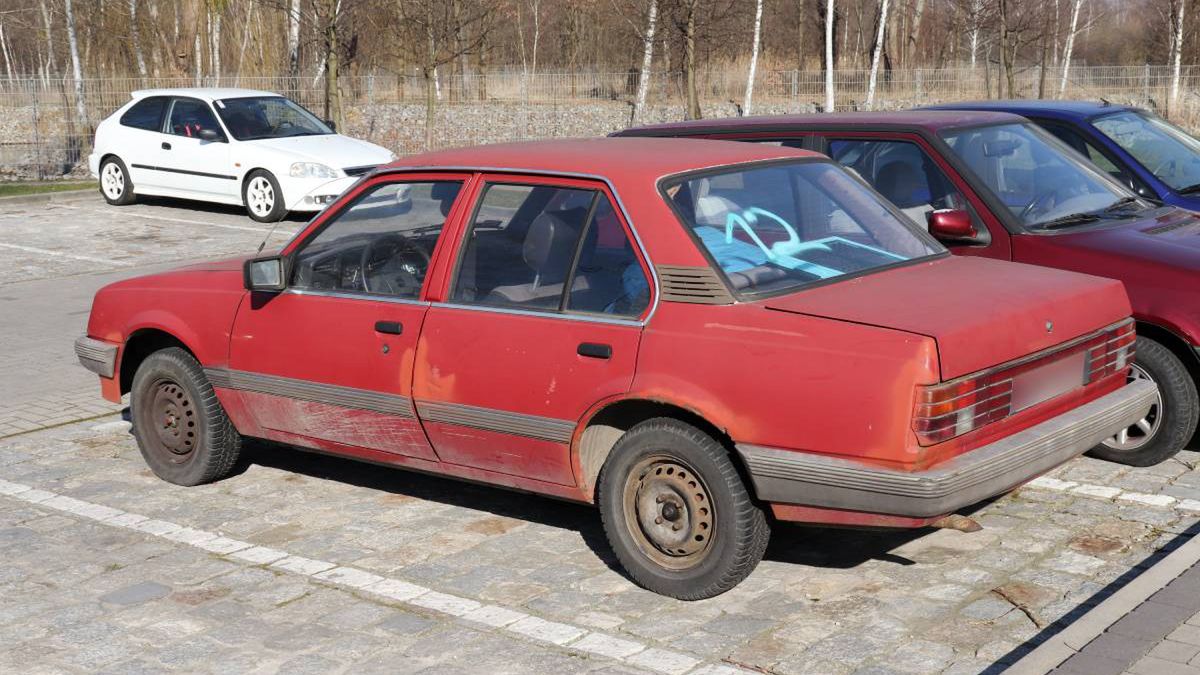 Wrak samochodu na ulicy