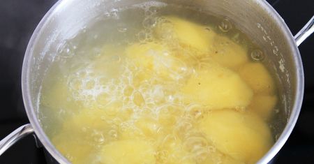 Dodaję do ziemniaków zamiast soli. Są o niebo smaczniejsze